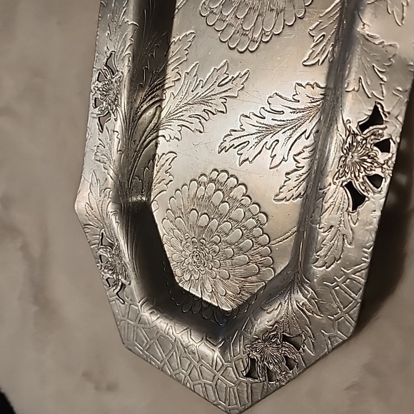 VINTAGE  FORMAN4FAMILY EMBOSSED ALUMINUM TRAY - Picture 4 of 7